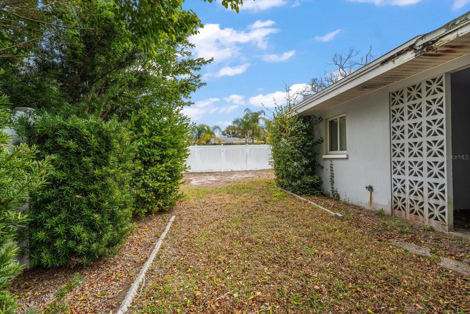 230 GARDEN CIR — photo 36
