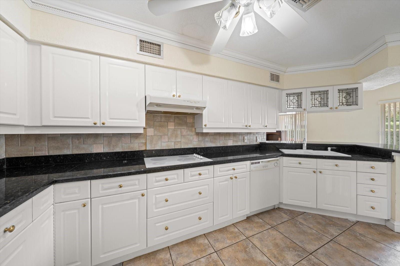 230 GARDEN CIR — photo 10