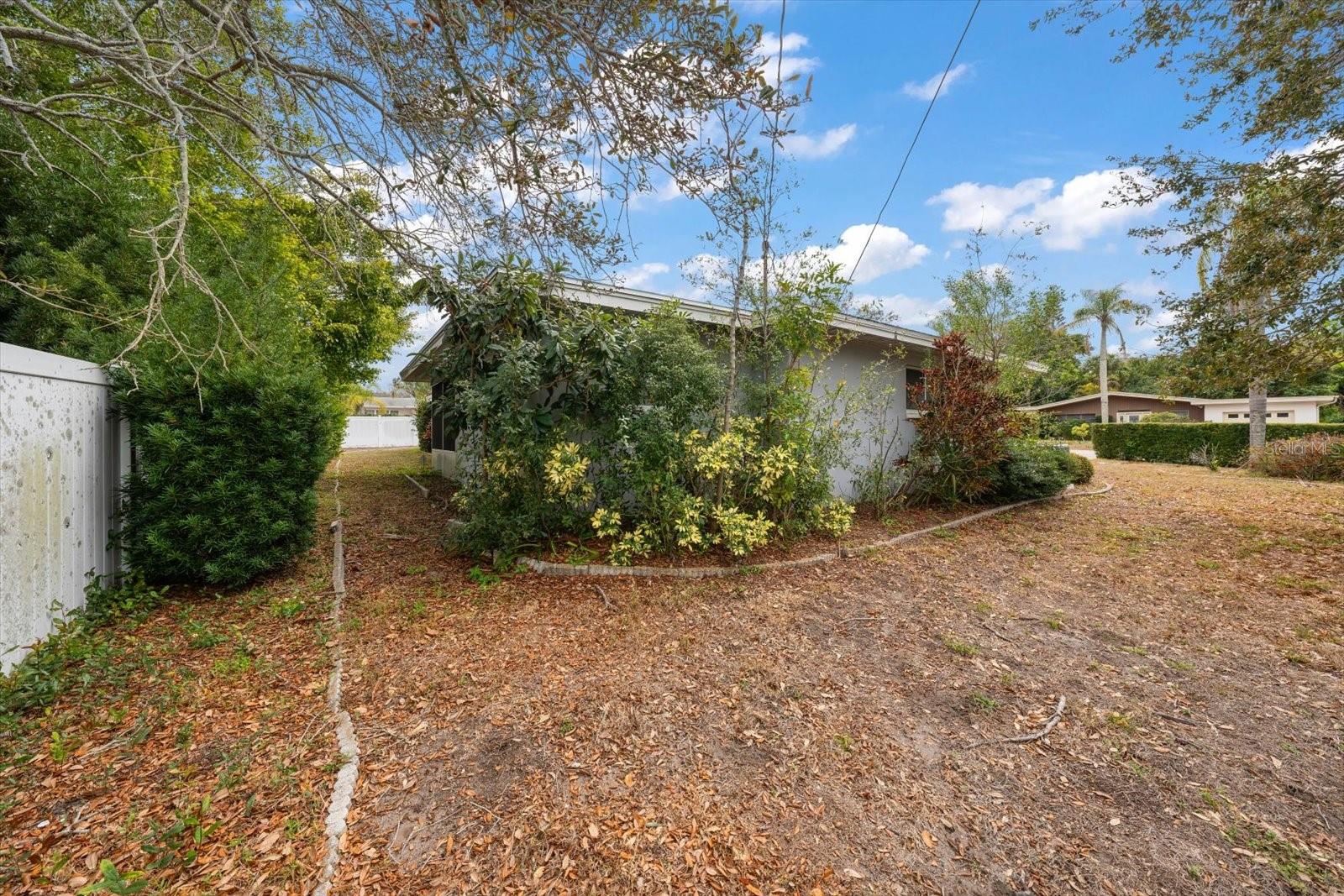 230 GARDEN CIR — photo 34