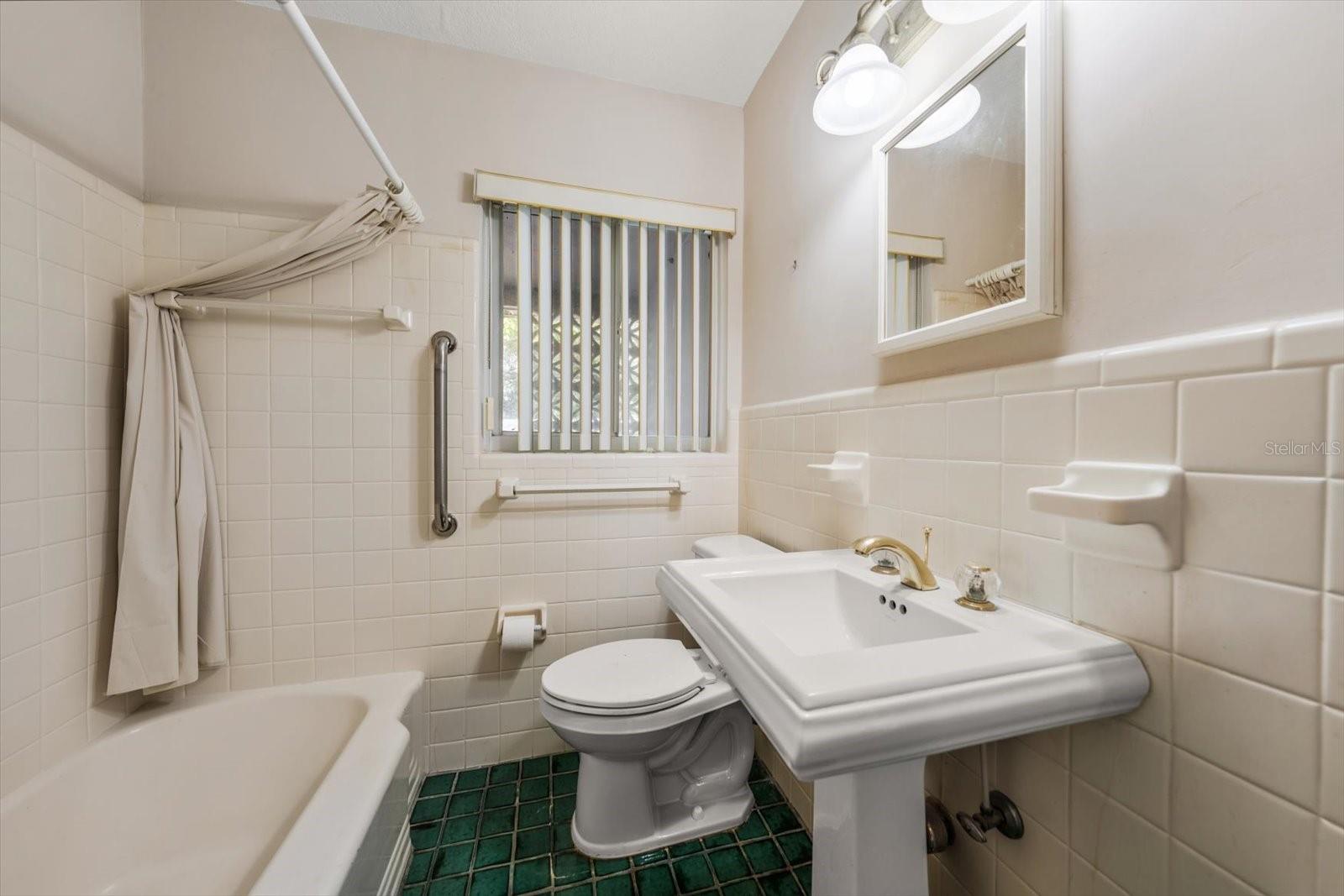 230 GARDEN CIR — photo 23
