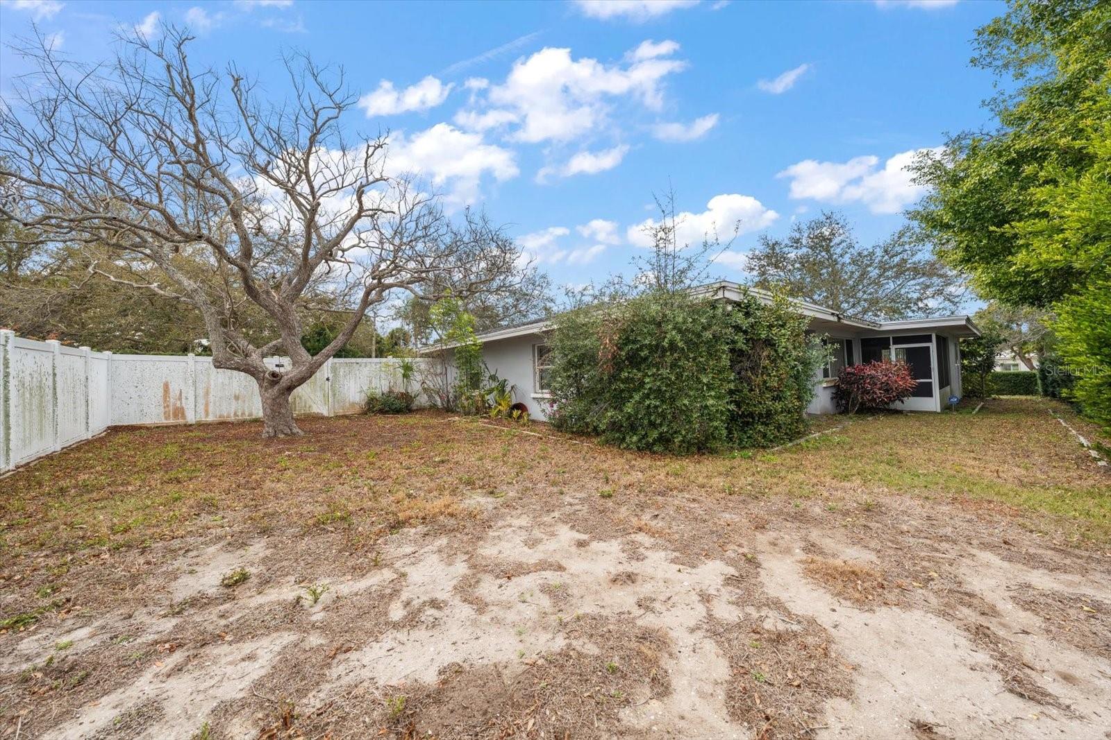 230 GARDEN CIR — photo 39
