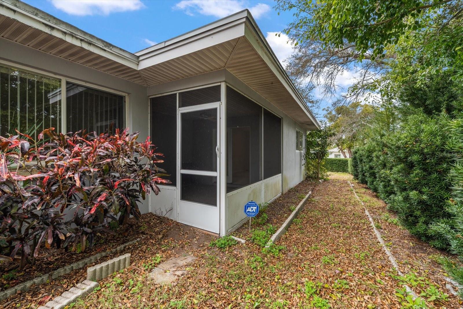 230 GARDEN CIR — photo 38
