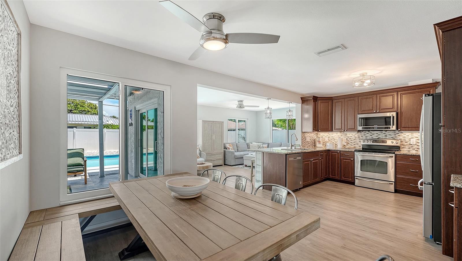 1302 MANGO AVE — photo 11