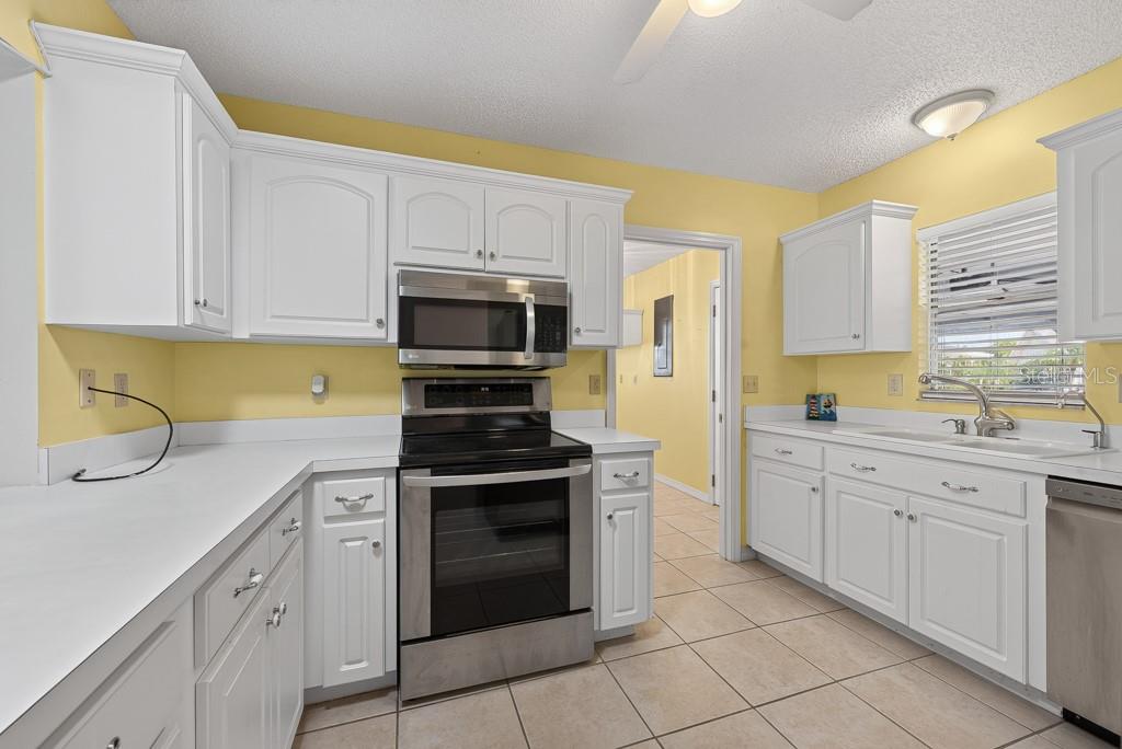 106 SILVERBELL CT — photo 17