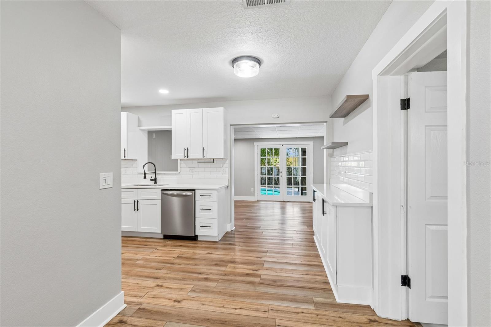 1555 MAGNOLIA DR — photo 10