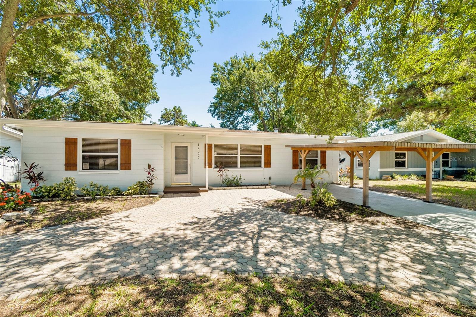 1555 MAGNOLIA DR — photo 2