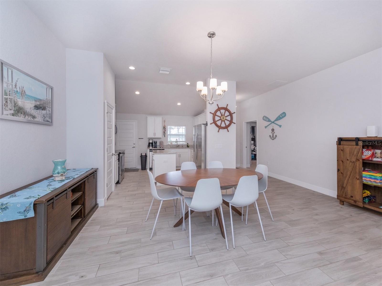 886 EUCLID RD — photo 9