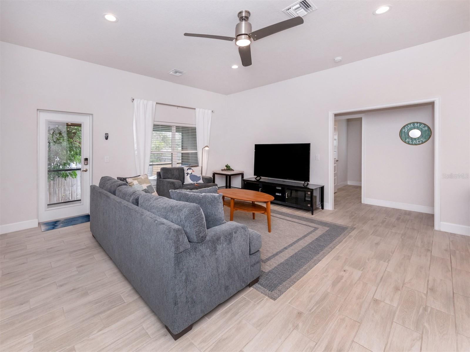 886 EUCLID RD — photo 6