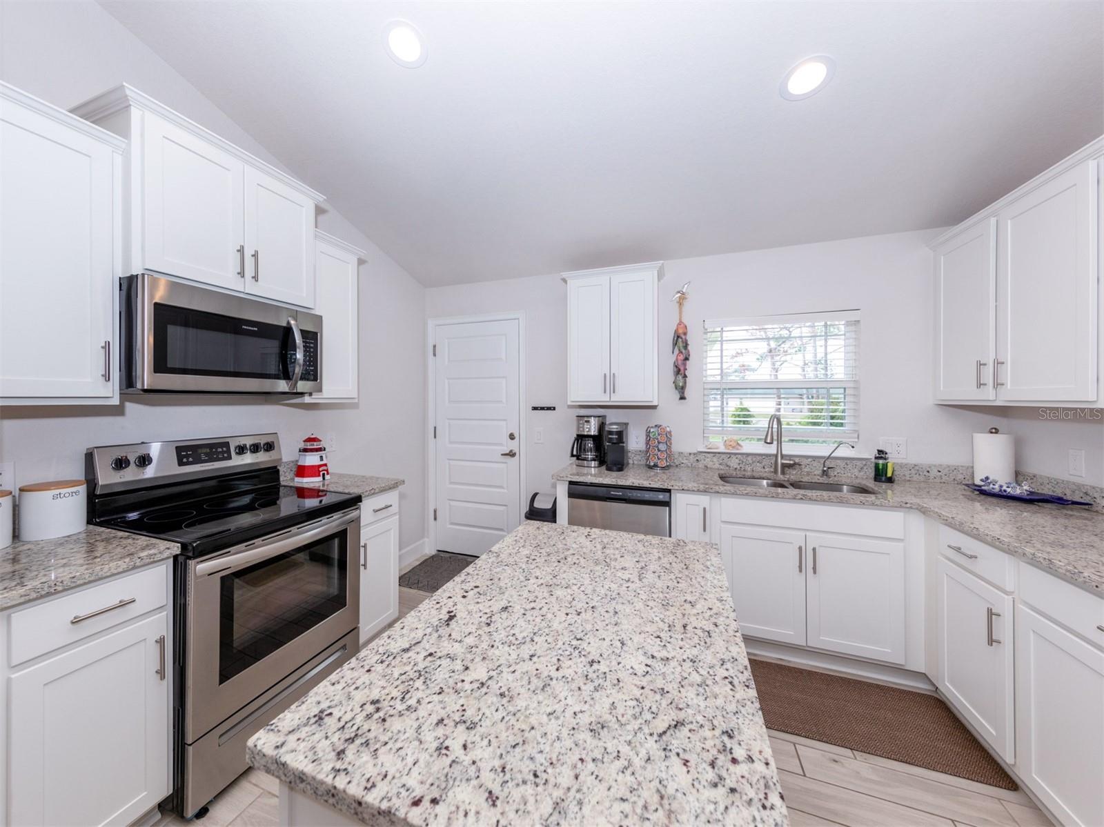 886 EUCLID RD — photo 15