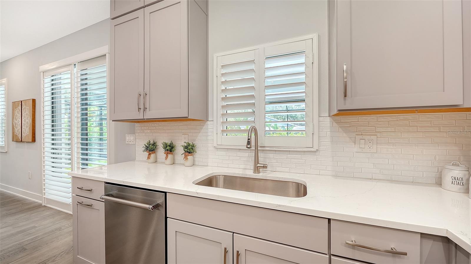 2554 FLOYD ST — photo 16