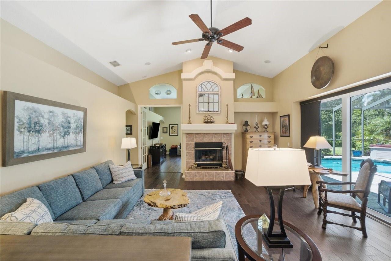 418 PINE BLUFF DR — photo 13