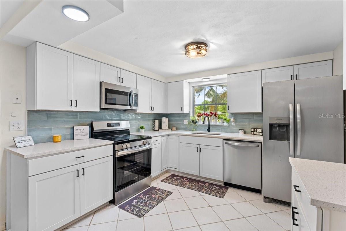 10914 OAKDALE AVE — photo 17