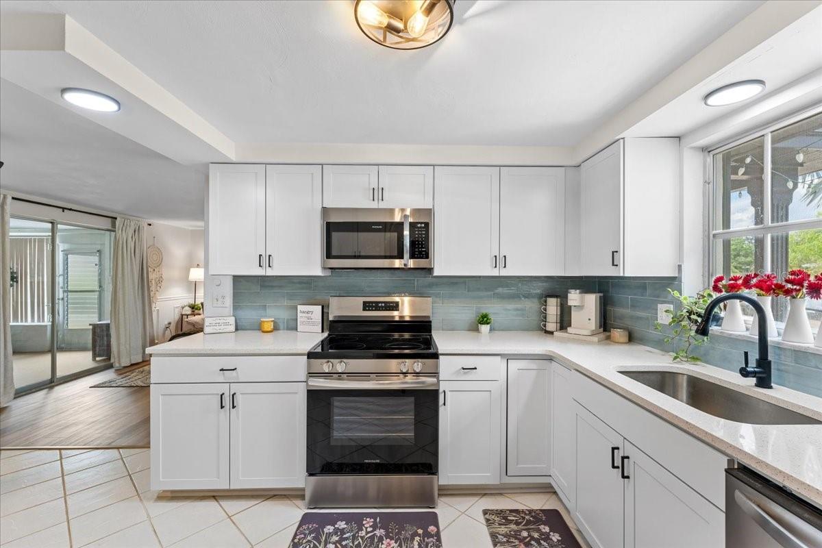 10914 OAKDALE AVE — photo 21