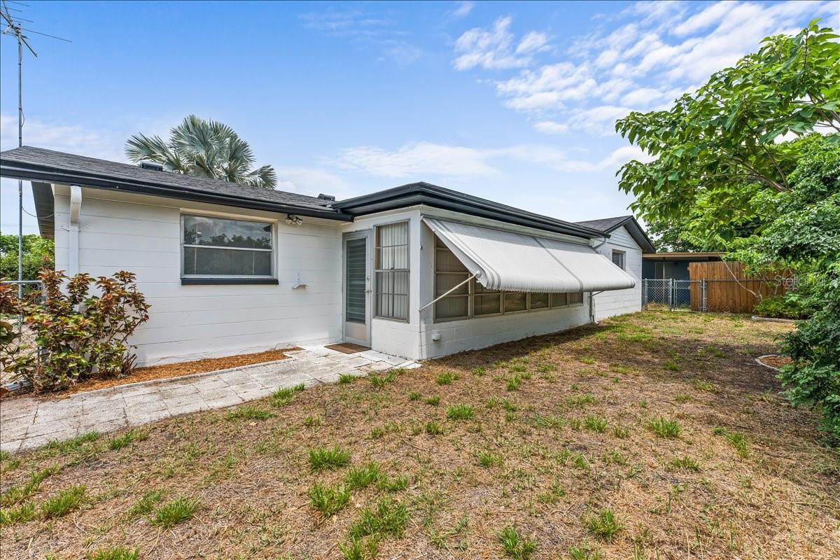 10914 OAKDALE AVE — photo 33