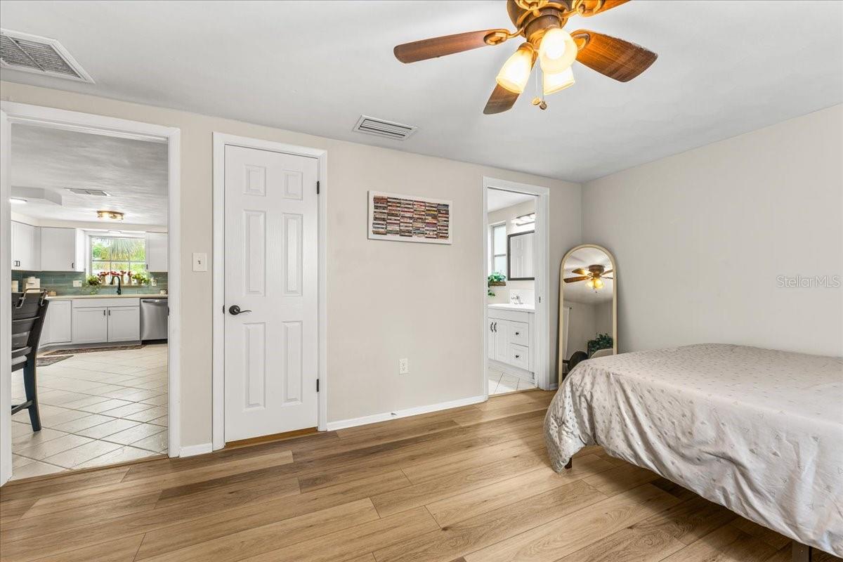 10914 OAKDALE AVE — photo 24