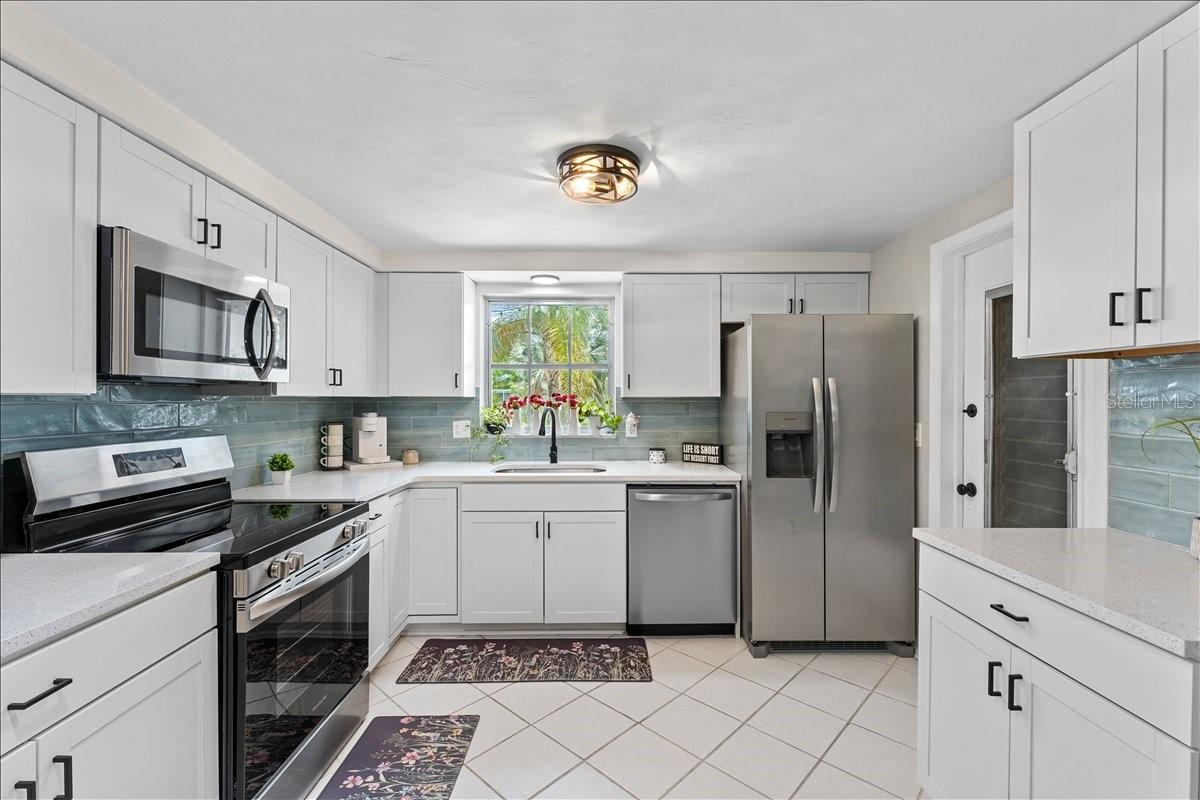 10914 OAKDALE AVE — photo 18
