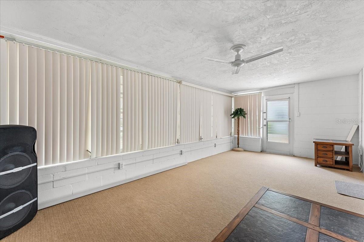 10914 OAKDALE AVE — photo 11