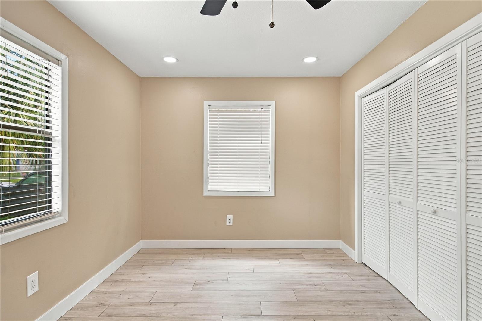 11709 HOYT AVE — photo 16