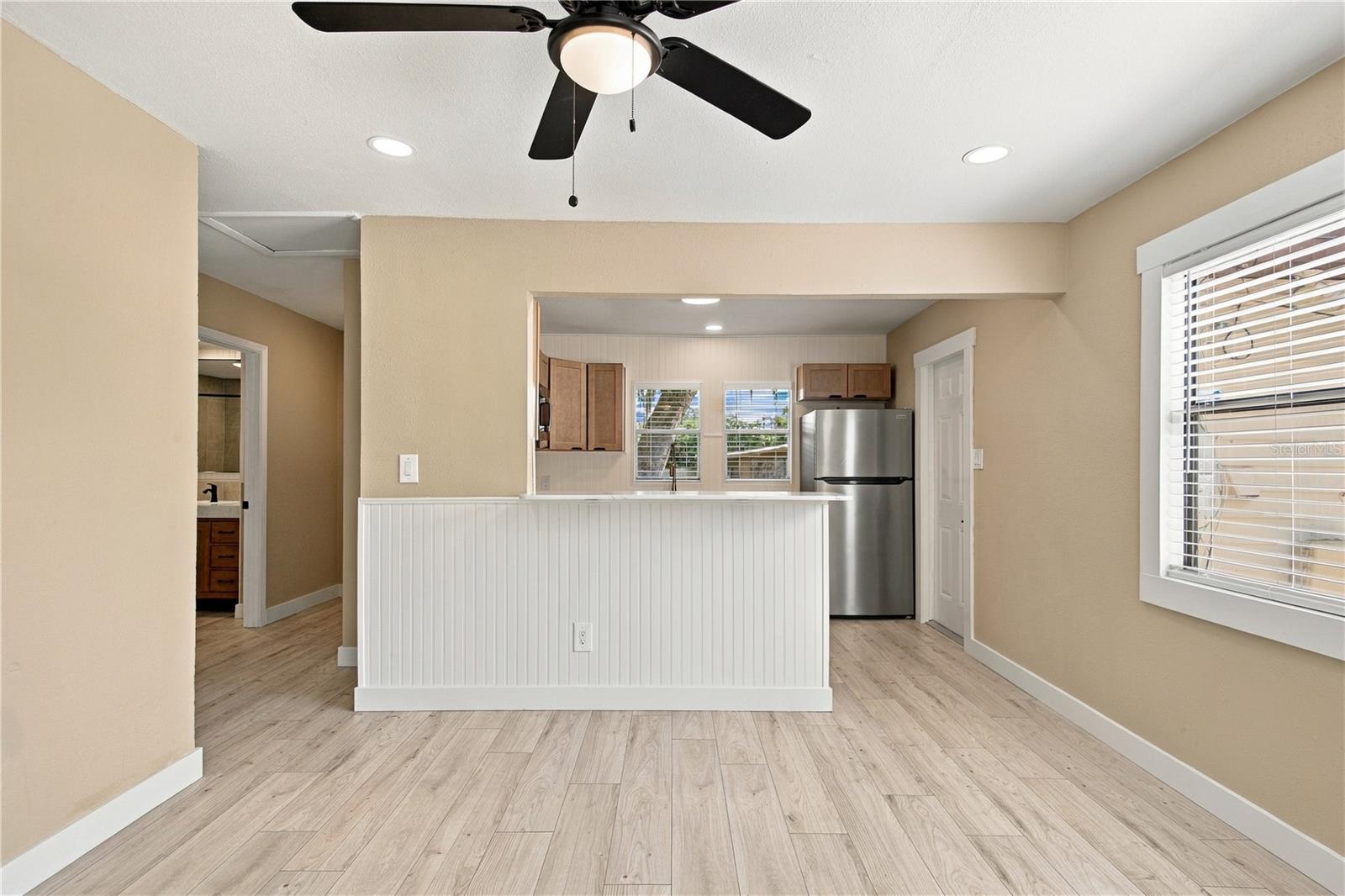 11709 HOYT AVE — photo 8