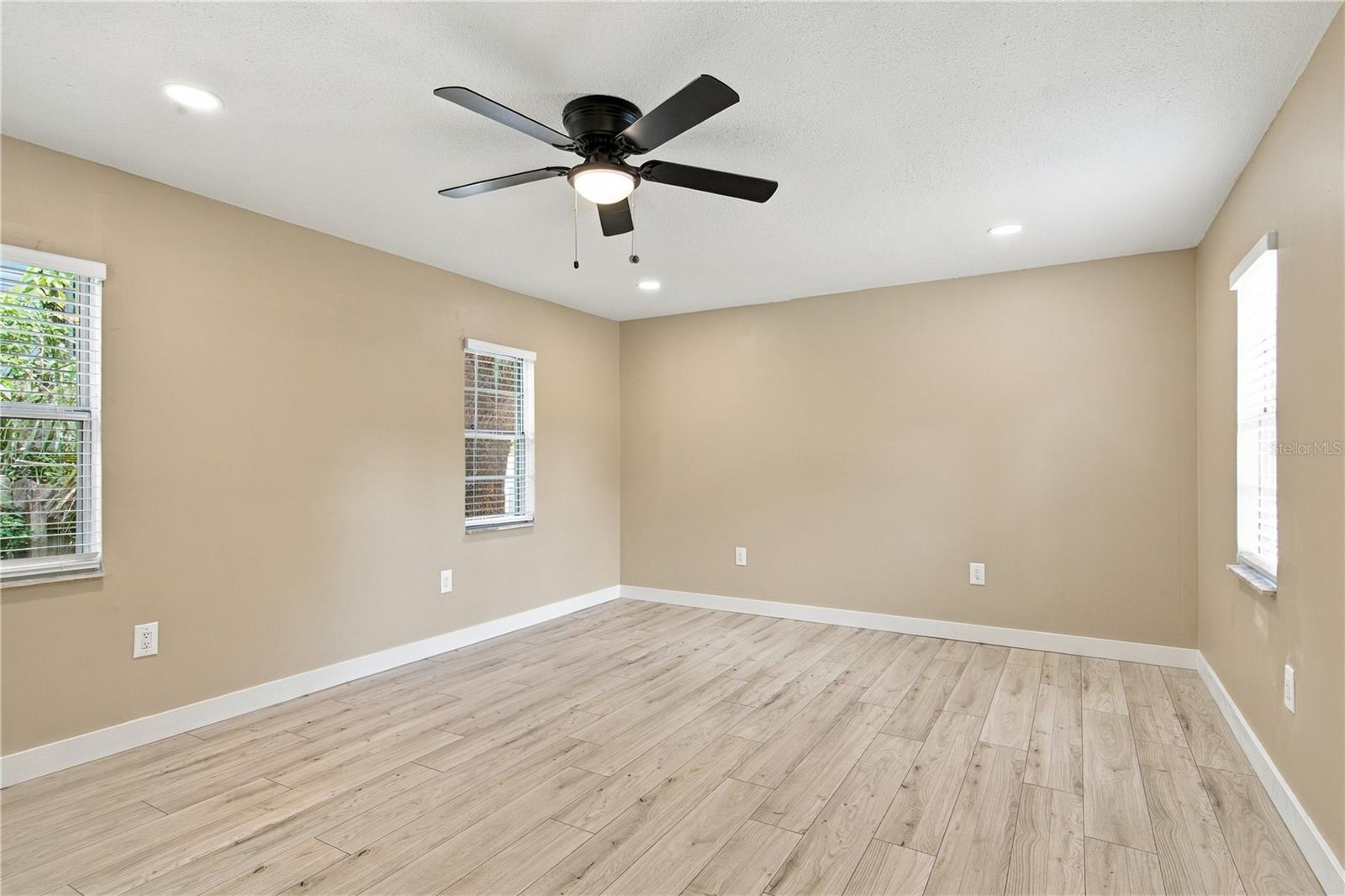11709 HOYT AVE — photo 18