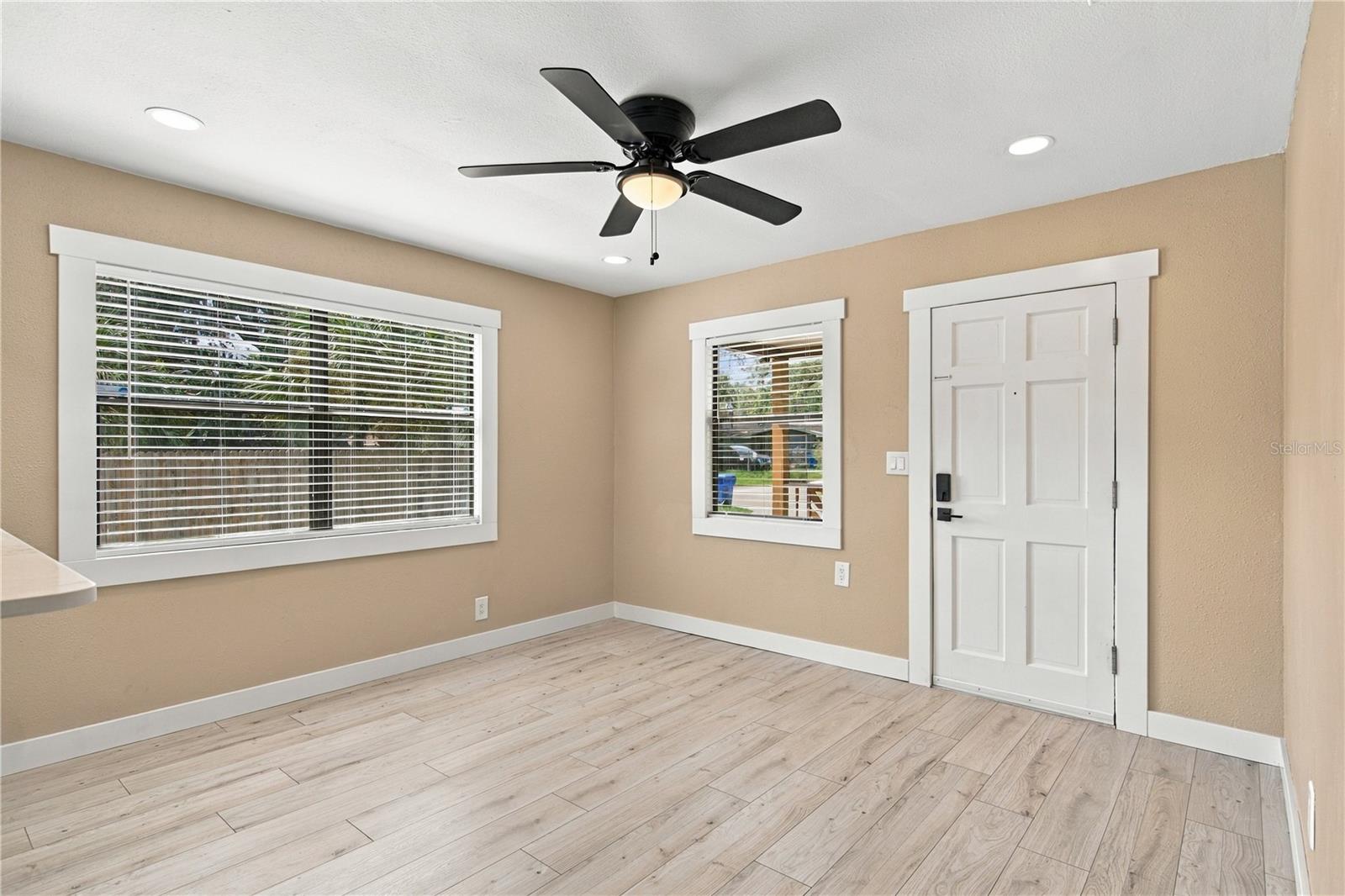 11709 HOYT AVE — photo 7