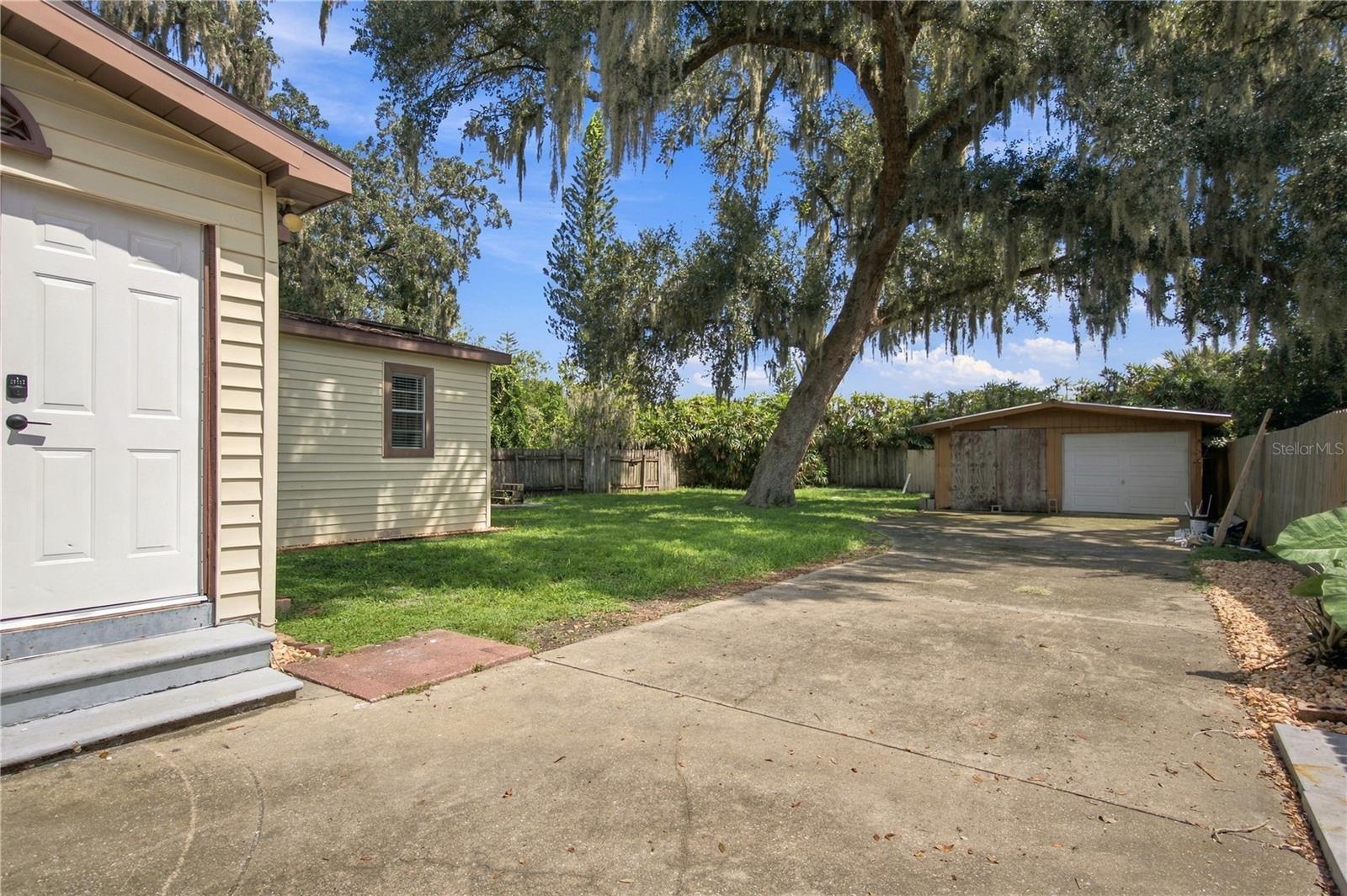 11709 HOYT AVE — photo 39