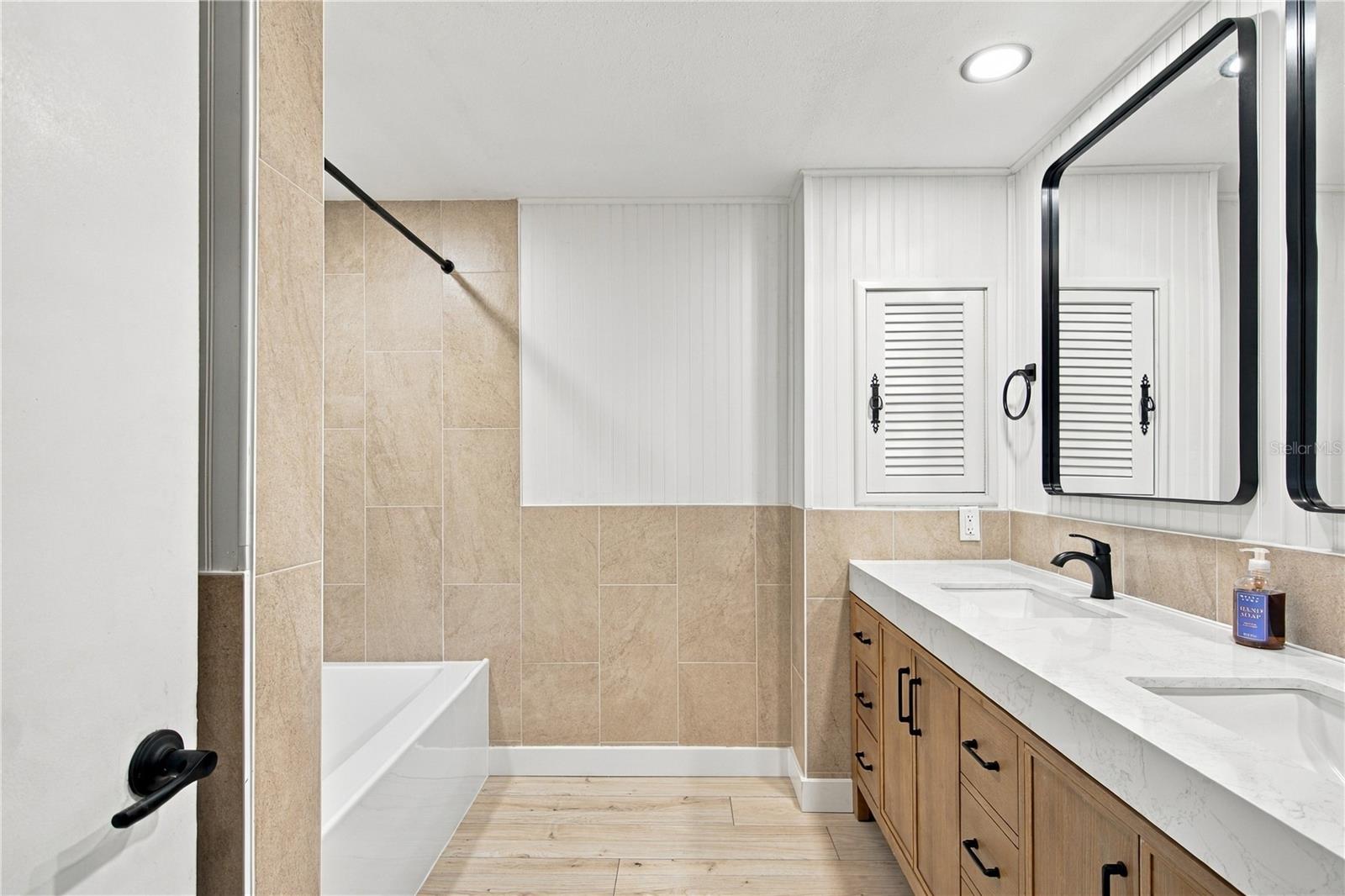 11709 HOYT AVE — photo 25