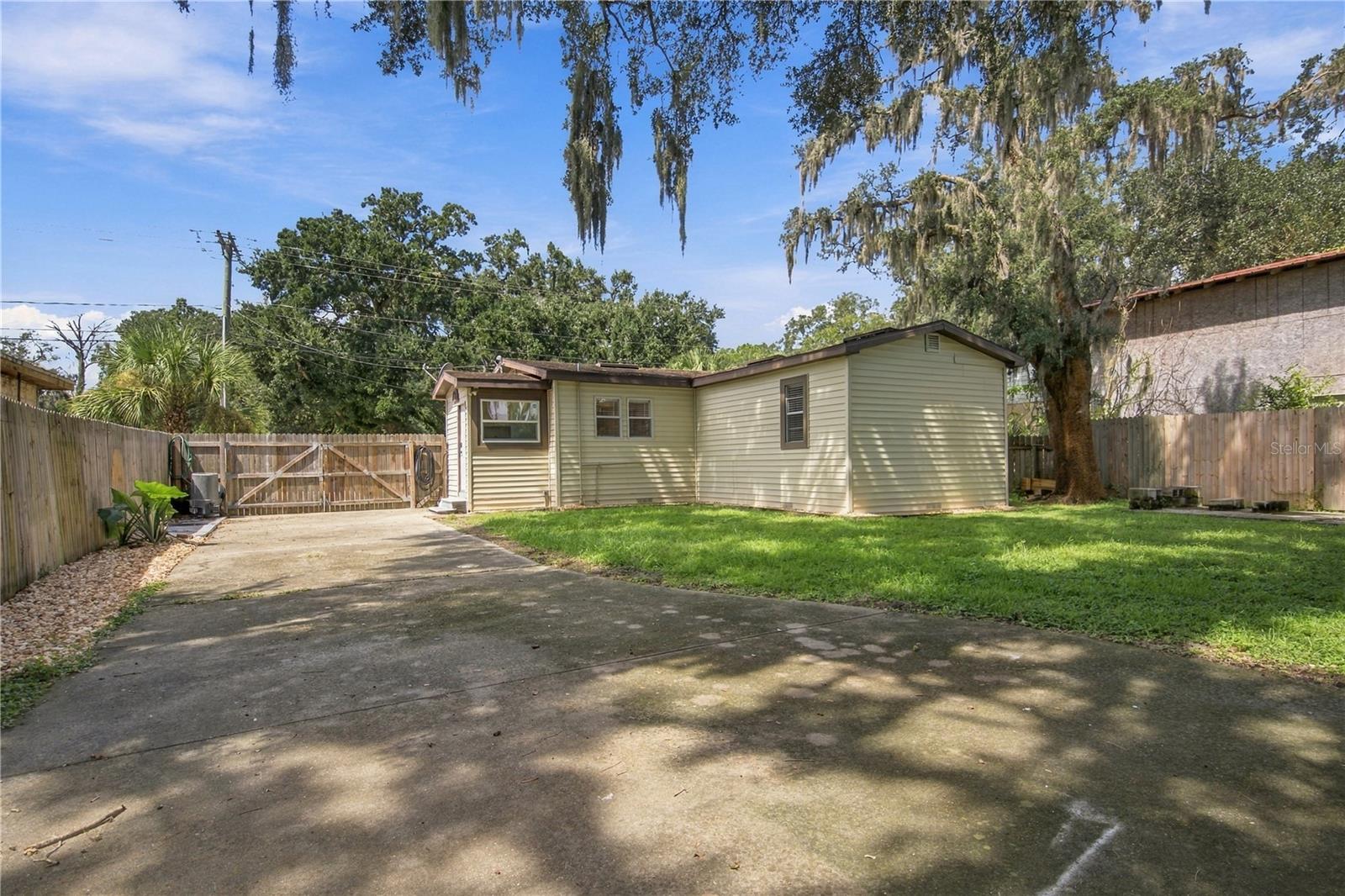 11709 HOYT AVE — photo 38