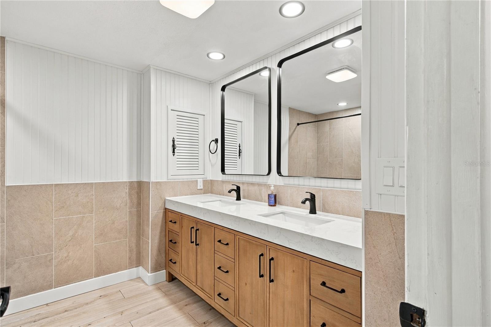 11709 HOYT AVE — photo 26