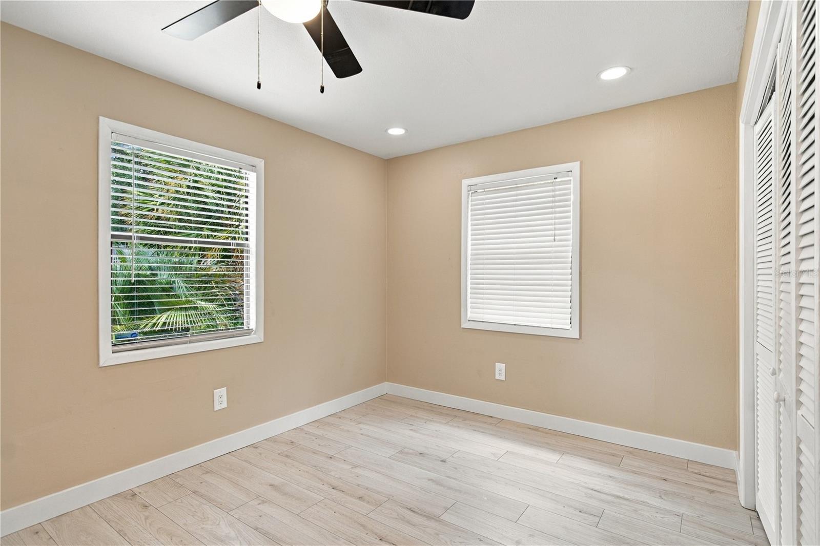 11709 HOYT AVE — photo 15