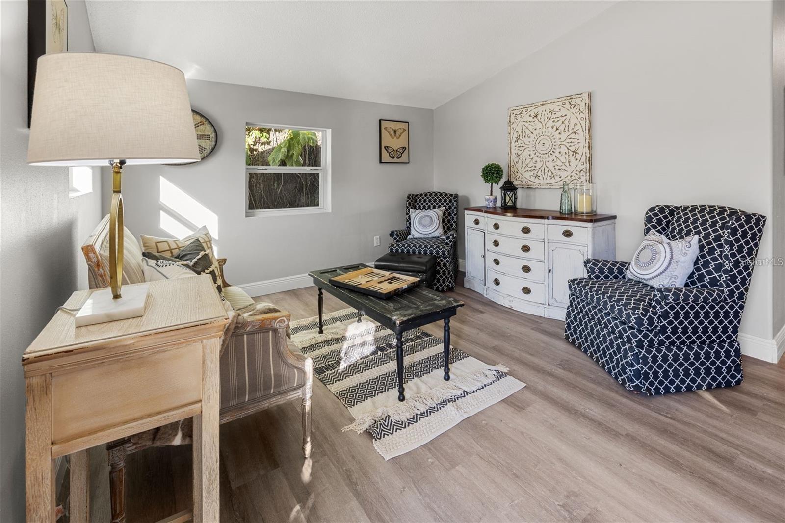 1606 E OSBORNE AVE — photo 3