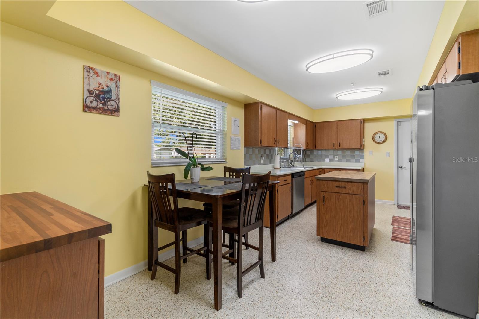 207 W WHEELER RD — photo 9
