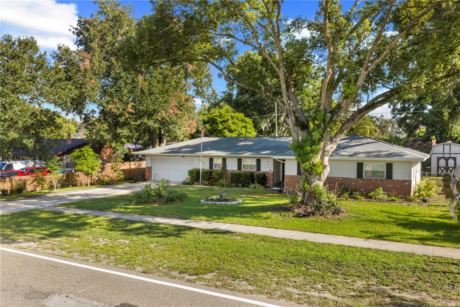 207 W WHEELER RD — photo 2