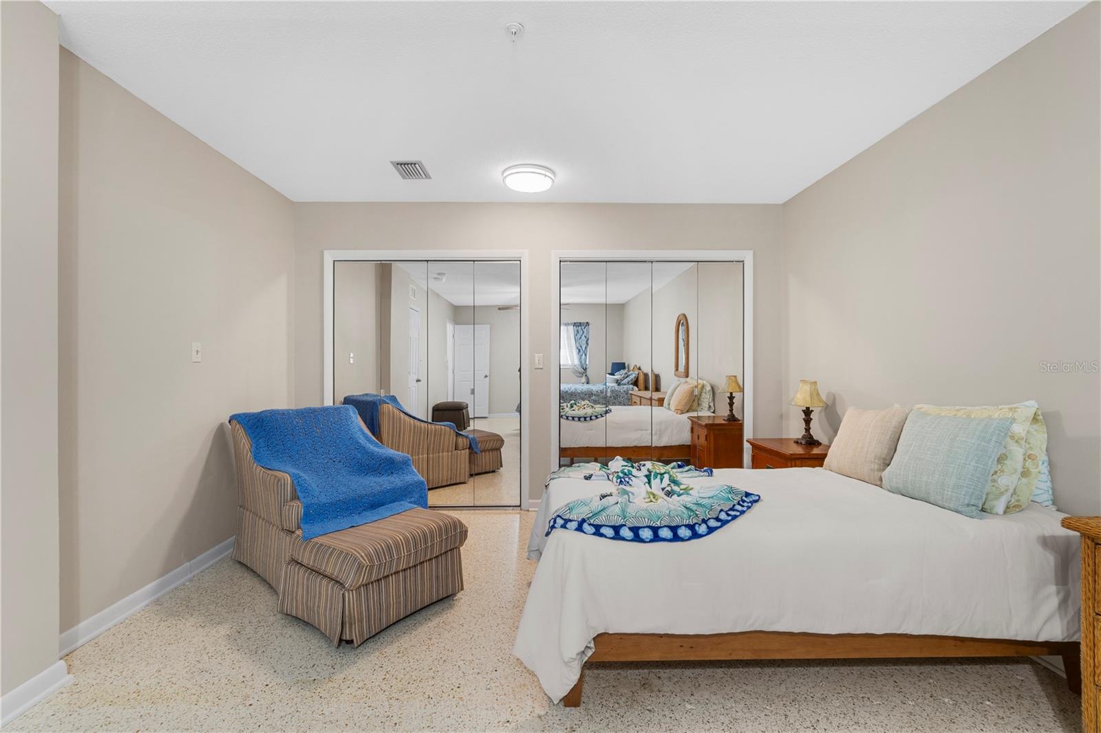 207 W WHEELER RD — photo 23