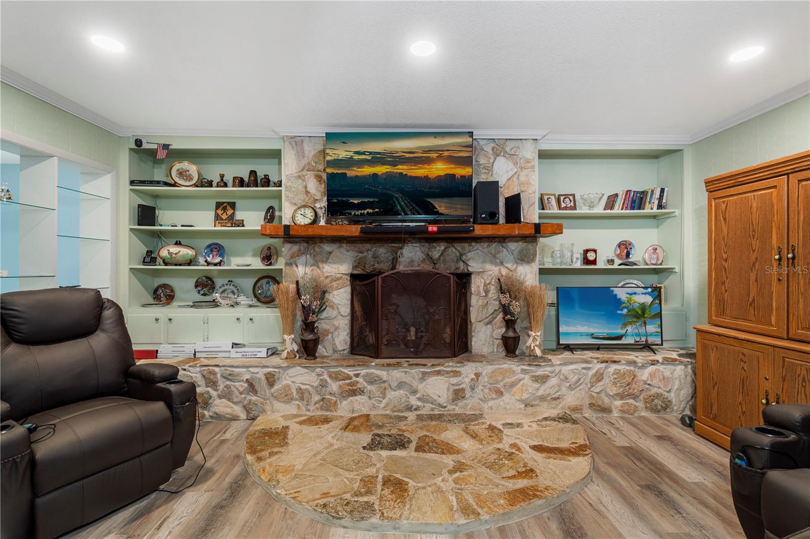 207 W WHEELER RD — photo 7