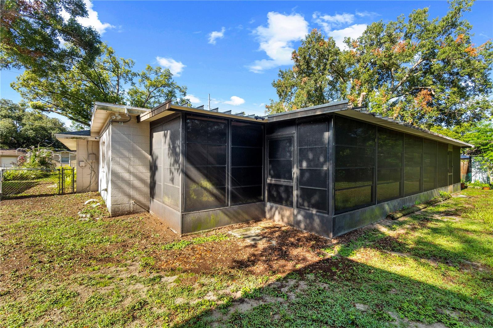 207 W WHEELER RD — photo 40
