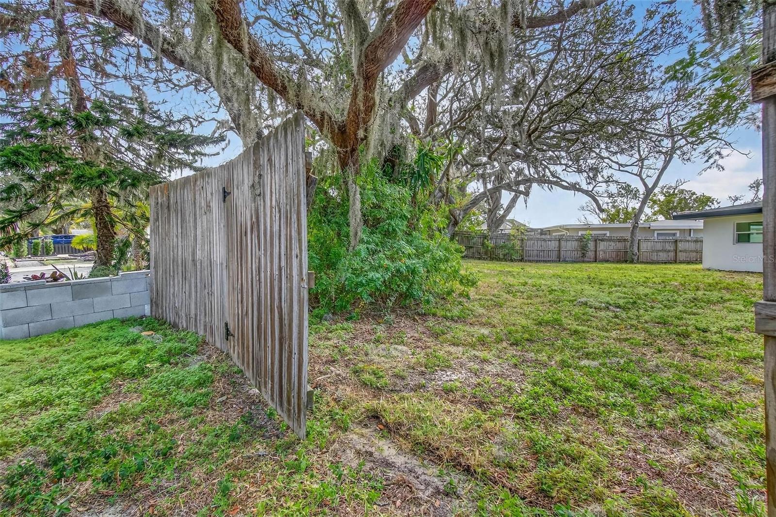 203 DRIFTWOOD DR W — photo 32