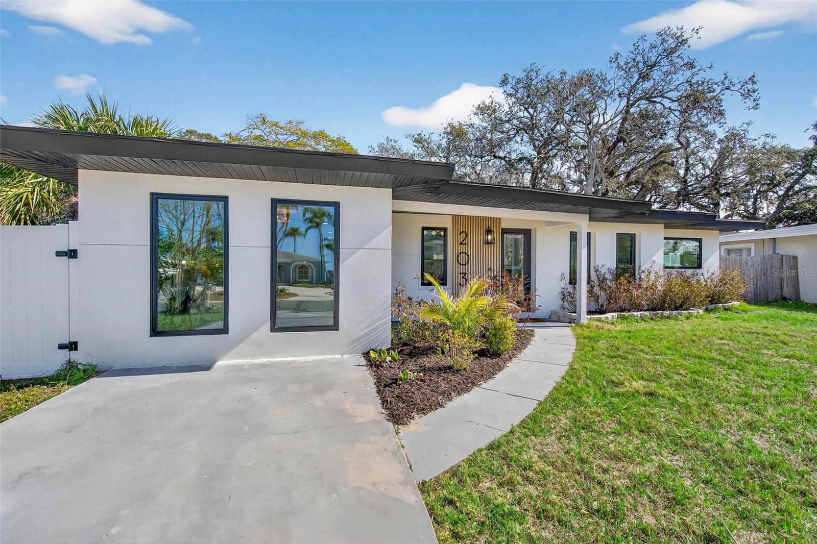 203 DRIFTWOOD DR W — photo 2