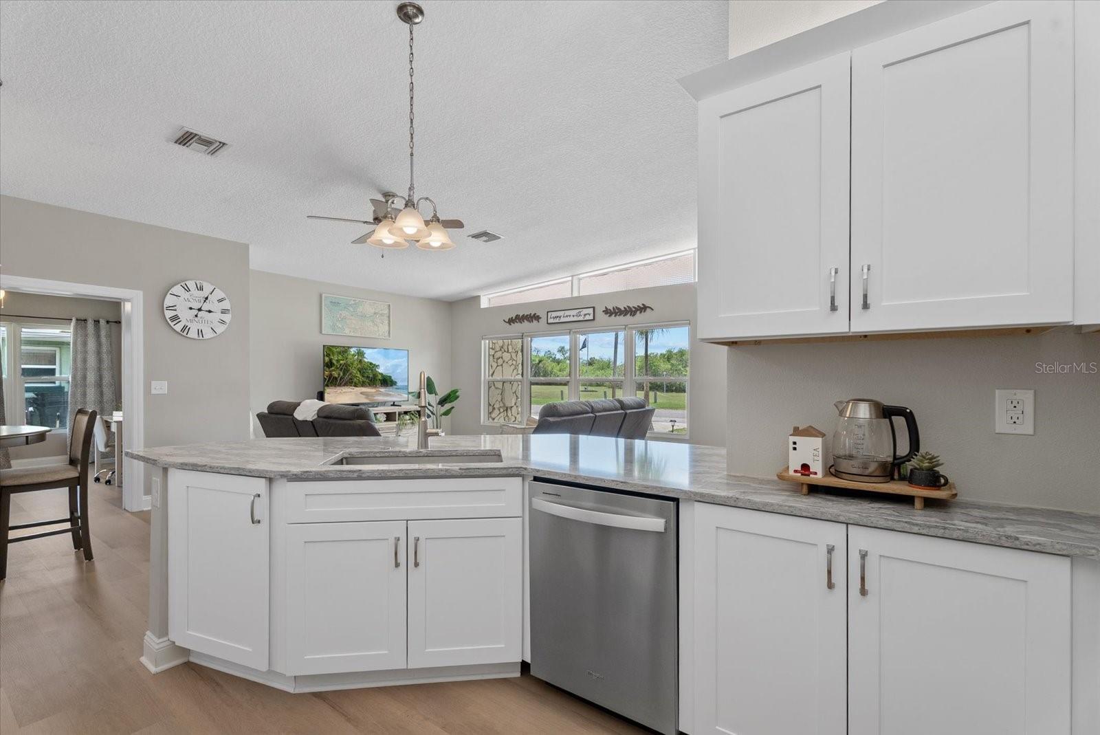512 PALM AVE — photo 15