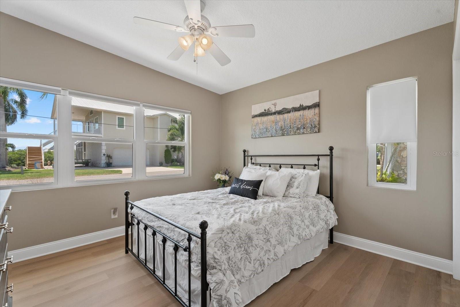 512 PALM AVE — photo 22