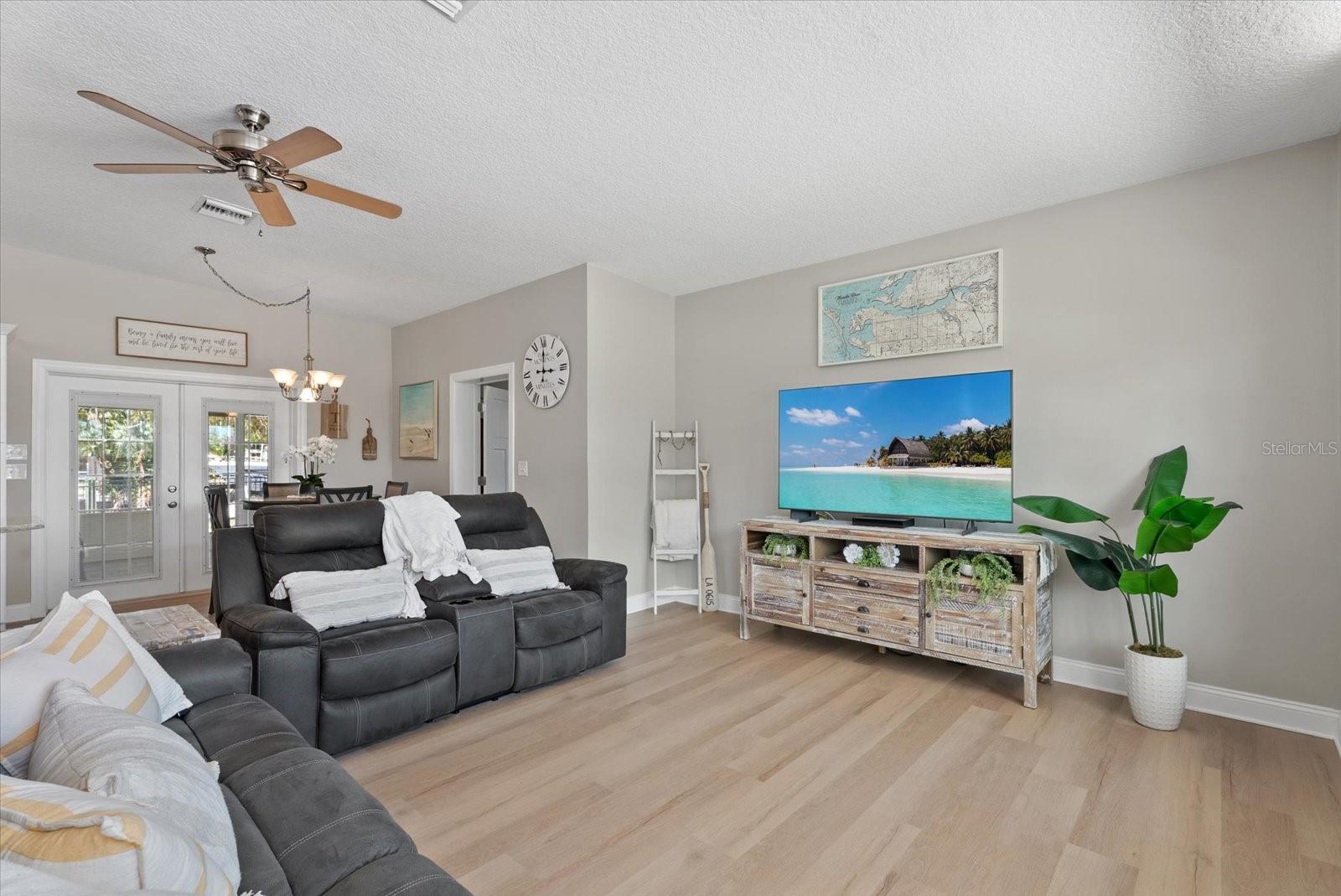 512 PALM AVE — photo 8