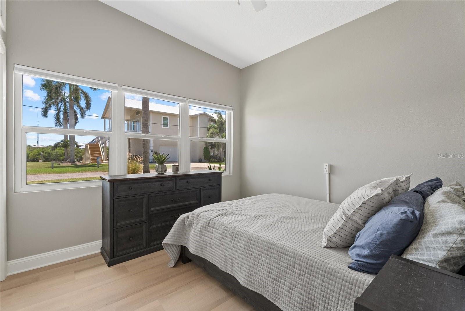 512 PALM AVE — photo 24