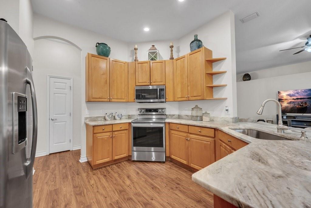 16135 BRIDGEDALE DR — photo 9