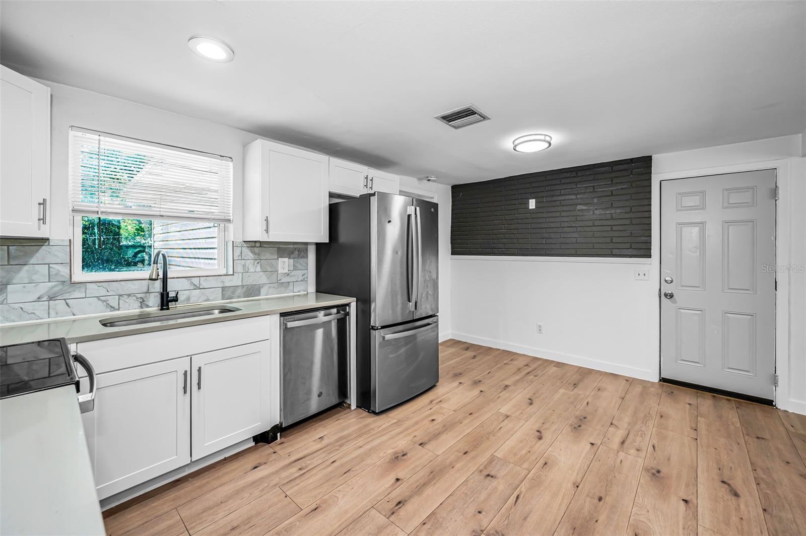4312 BEACON SQUARE DR — photo 15