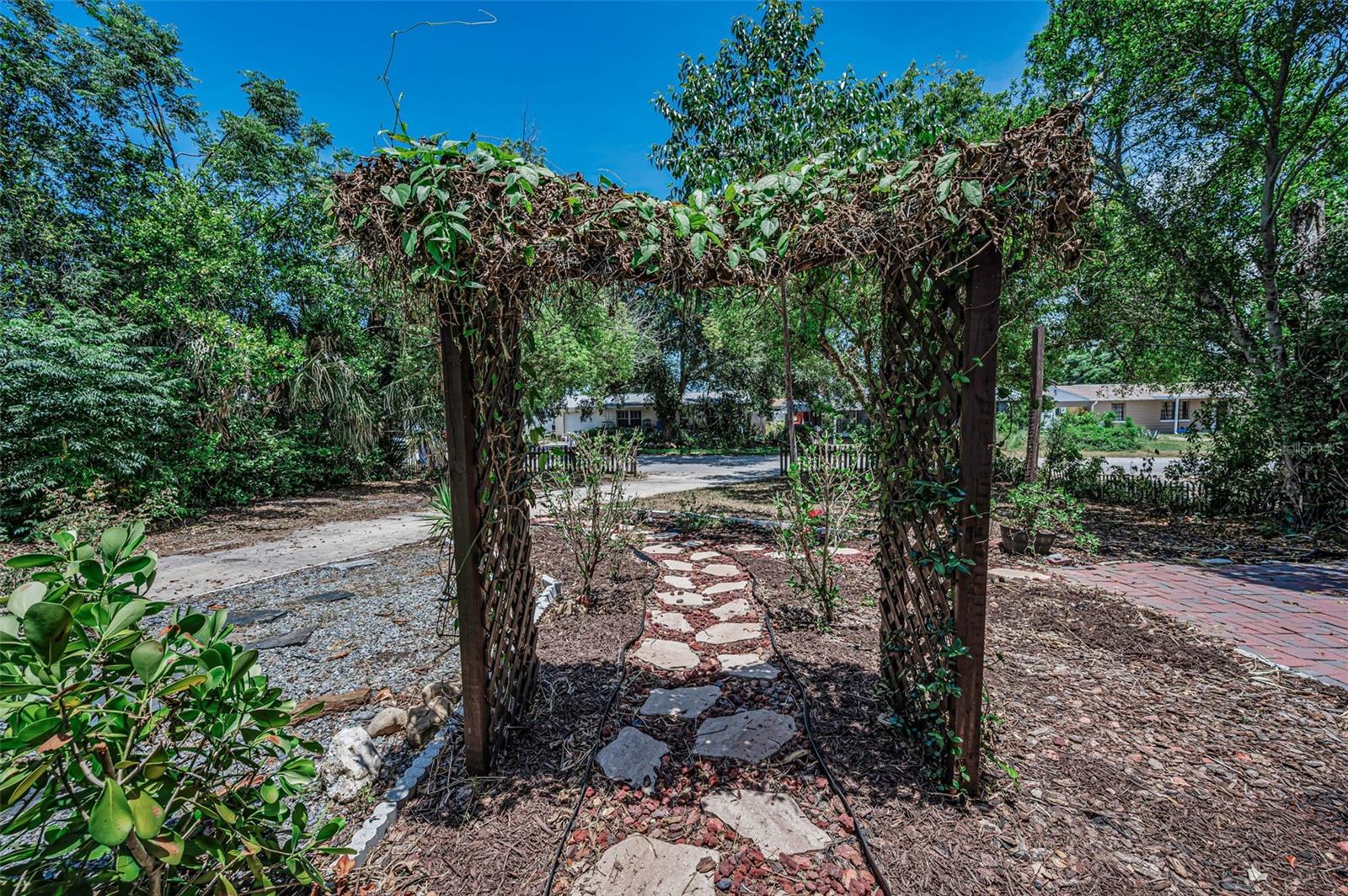 4312 BEACON SQUARE DR — photo 2
