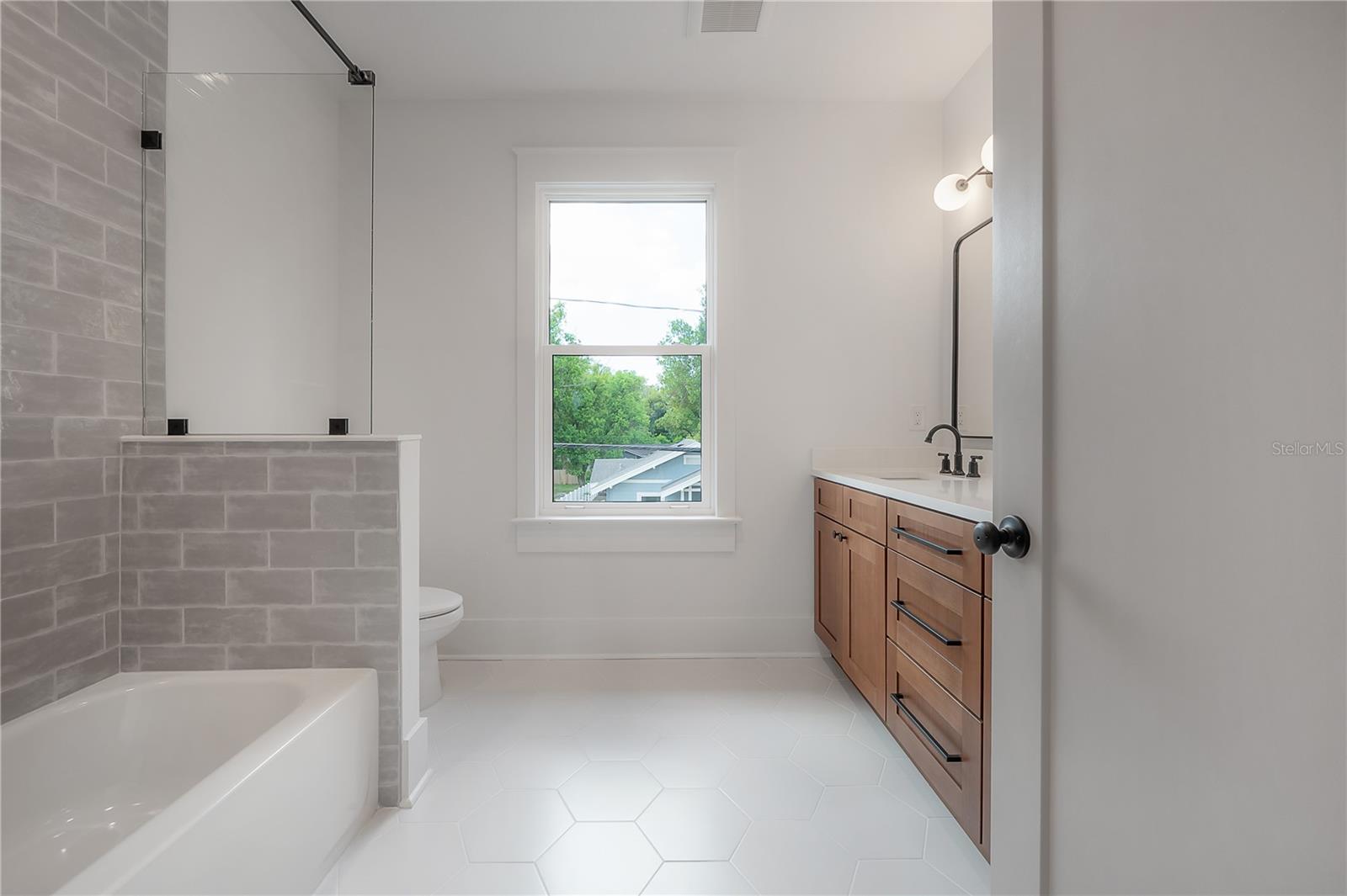 1222 E CHELSEA ST — photo 38