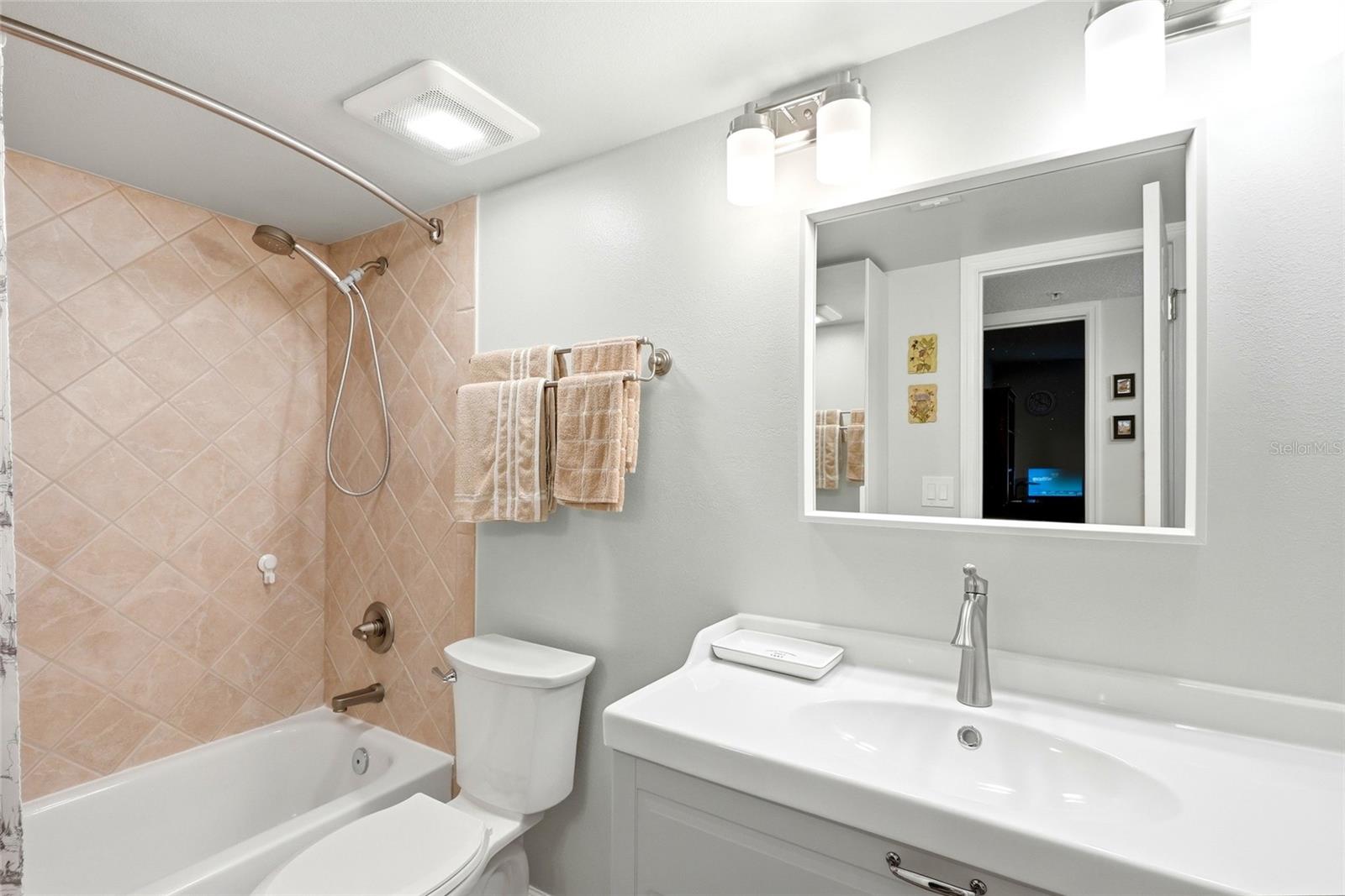 2400 FEATHER SOUND DR #1428 — photo 23