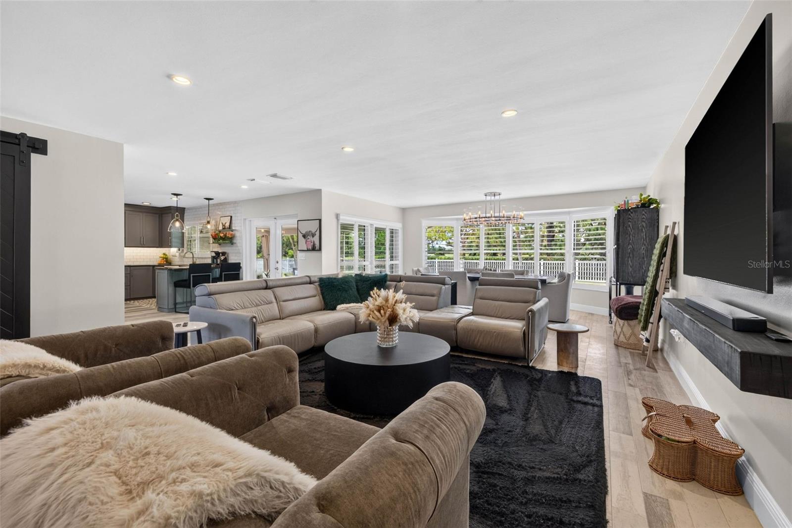 616 PINELAND AVE — photo 3