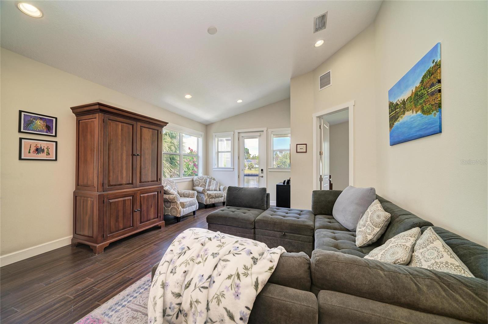 632 VIRGINIA DR — photo 12