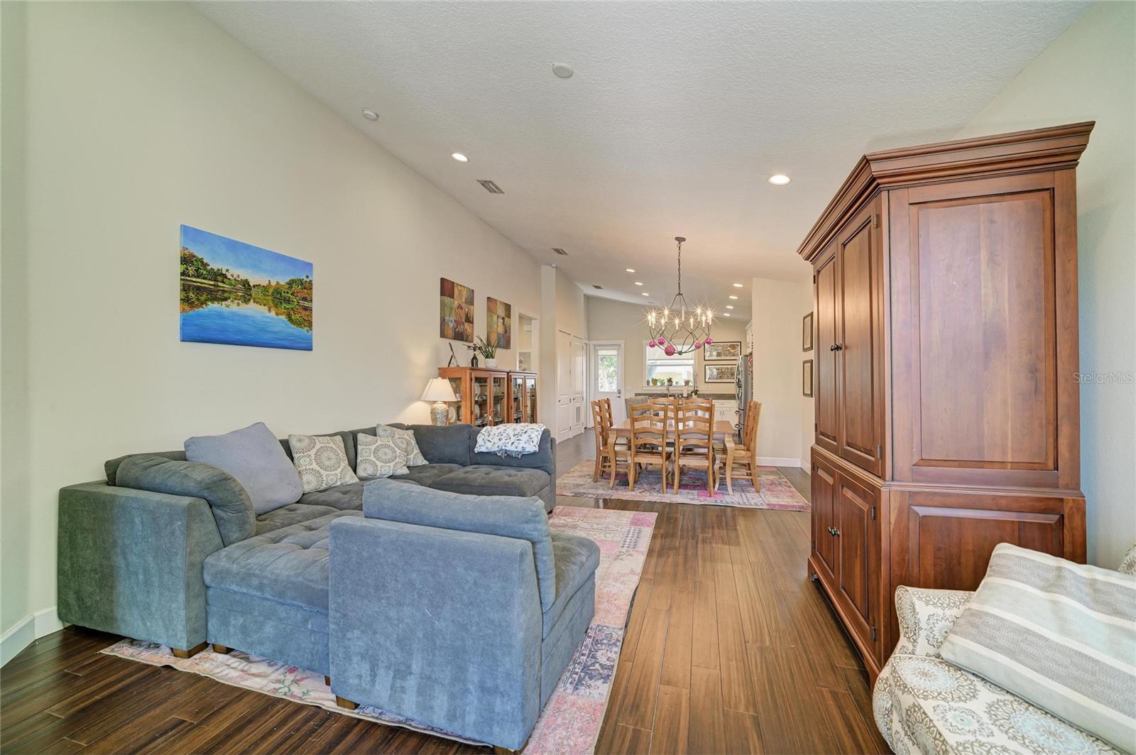 632 VIRGINIA DR — photo 10
